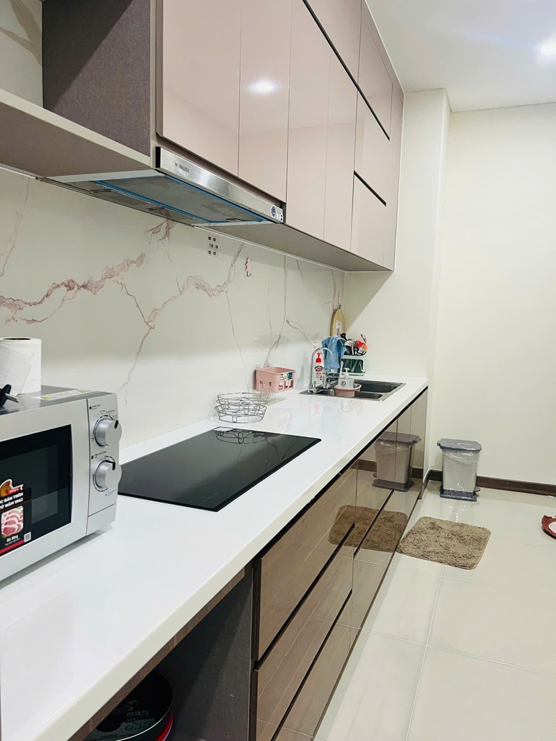 Ảnh khu bếp căn I4-9.08 (bếp điện, h&uacute;t m&ugrave;i, l&ograve; vi s&oacute;ng, chậu rửa)